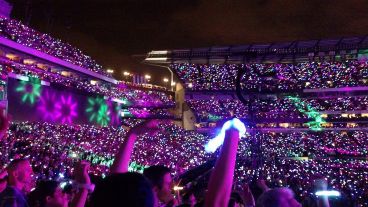 Las pulseras luminosas acompañan la música de grandes artistas en shows de estadios.
