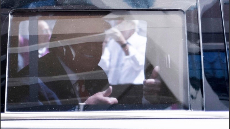 Donald Trump fotografiado dentro de un vehículo al llegar al tribunal federal de Miami.
