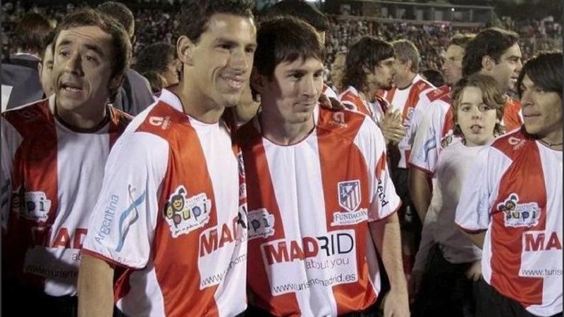 Messi jugó dos veces en el Coloso (2009 y 2011), en partidos a beneficio organizados entre Maxi y Javier Zanetti.