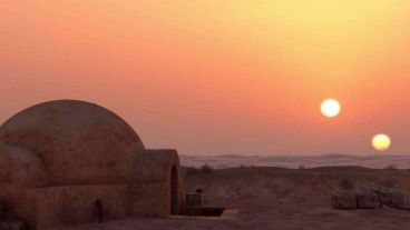 Este tipo de fenómeno se caracteriza por orbitar dos estrellas al mismo tiempo.