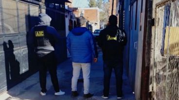 El pasillo de Campbell al 3400, barrio Triángulo. De allí secuestraron una pistola y una caja fuerte.