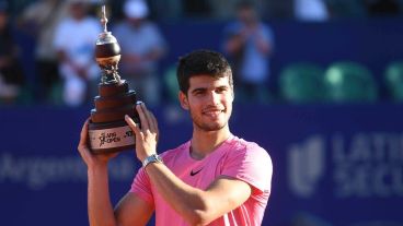 En Buenos Aires, el español levantó el trofeo con forma de mate.