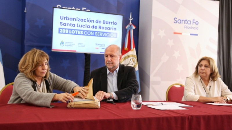 El gobernador y las ministras en la apertura de sobres.