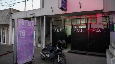 Despliegue de policías y bomberos para controlar la situación en la comisaría de zona sur.