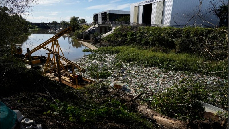 Residuos de todo tipo vertidos en el Ludueña.