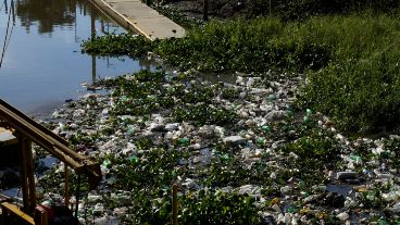 Residuos de todo tipo vertidos en el Ludueña.