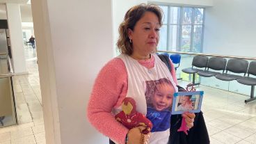 La mamá de Francesco, con objetos de su pequeño