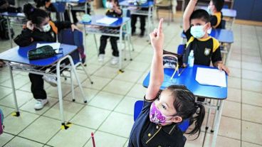 El presidente Gabriel Boric volvió a implementar el uso obligatorio de barbijos en las escuelas.