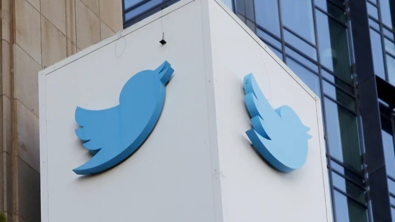 Los 17 demandantes exigen a Twitter el pago de 250 millones de dólares por daños.