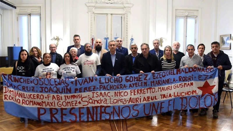 Javkin ofició de anfitrión de la reunión en el salón Carrasco del Palacio Municipal.
