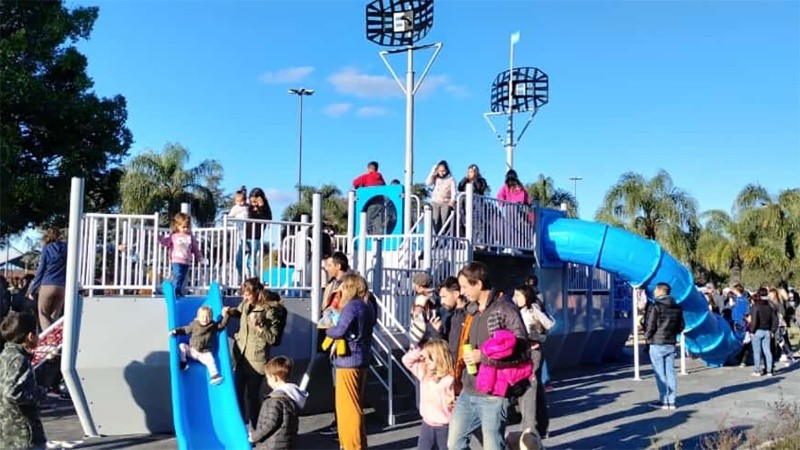 Con el título: “ARA Gral. Belgrano 1982” quedó instalado sobre la plancha de caucho prensado.