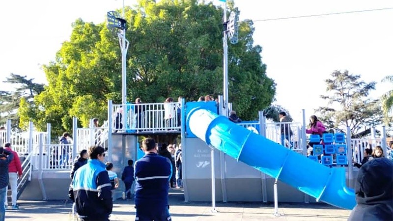 Con el título: “ARA Gral. Belgrano 1982” quedó instalado sobre la plancha de caucho prensado.
