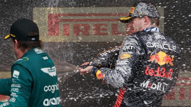 El festejo de Verstappen con Alonso en el podio del GP de Montreal, tras el cuarto triunfo consecutivo del neerlandés en la temporada.