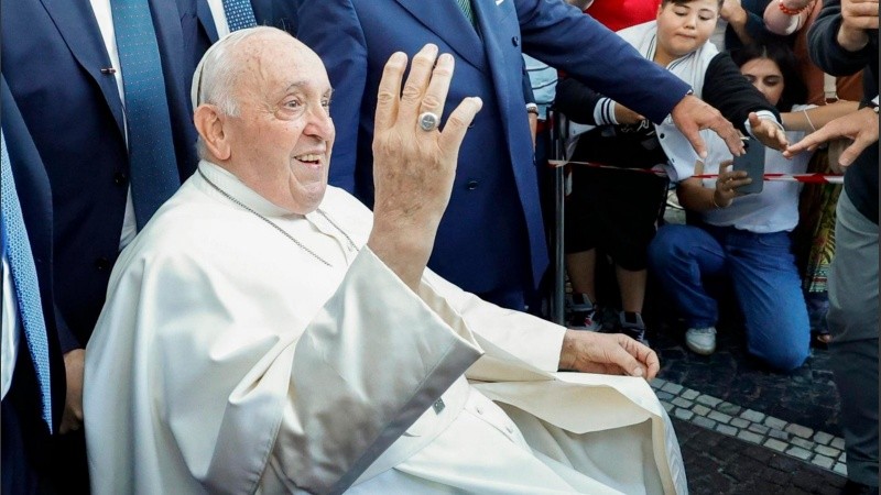 El papa Francisco a su salida del hospital.