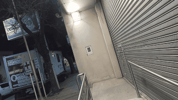 Las balas impactaron contra la persiana del local.