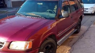 La camioneta que fue robada el viernes pasado en pleno centro.