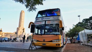 El estudio móvil de Radio 2 al pie del Monumento.