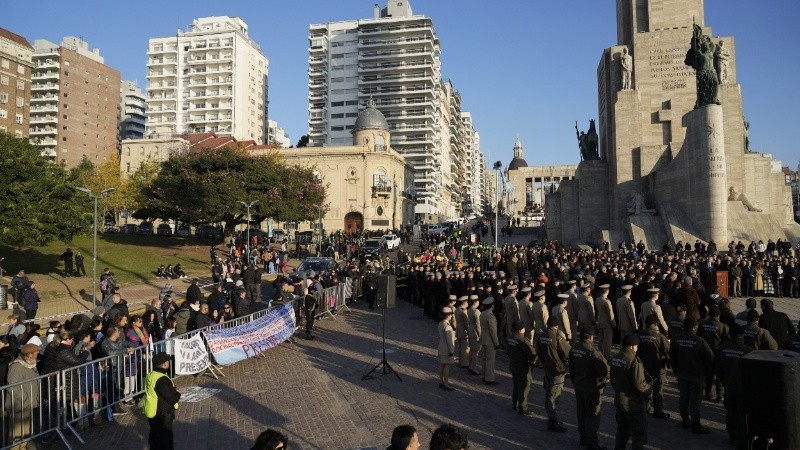Fiesta popular y acto en el Día de la Bandera.