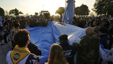 Fiesta popular y acto en el Día de la Bandera.