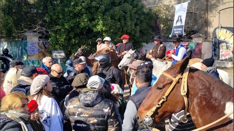 Gauchos intentaron participar de la fiesta patria pero les impidieron el paso. 