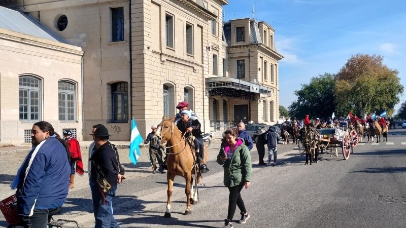 Gauchos intentaron participar de la fiesta patria pero les impidieron el paso. 
