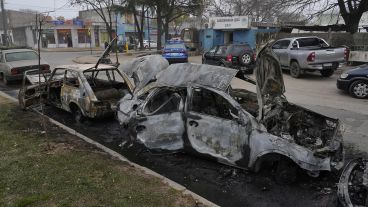 Dos de los autos que fueron quemados en inmediaciones de la subcomisaría 22ª de Donado y Forest.