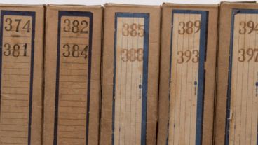 Imagen de la muestra “331 cajas y 1.352 sobres”, con el archivo del diario La Tribuna.