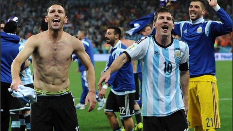 Maxi y Messi después de pasar a la final del Mundial de Brasil 2014. Este sábado habrá reencuentro en el Coloso.