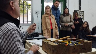 La precandidata a diputada provincial de la lista Adelante (Unidos para cambiar Santa Fe), Clara García, visitó el Complejo Educativo Gurruchaga en Rosario.