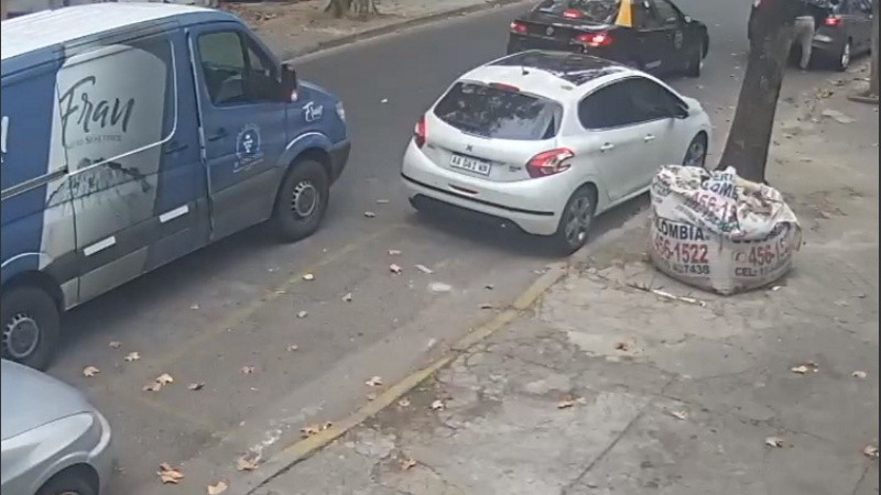 El momento en que el ladrón abrió el baúl para hacerse de la rueda de auxilio (Captura de video)