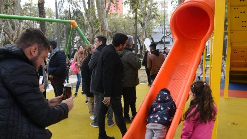 La escalera mágica es la nueva atracción de la plaza, donde ya chicos y grandes se divierten