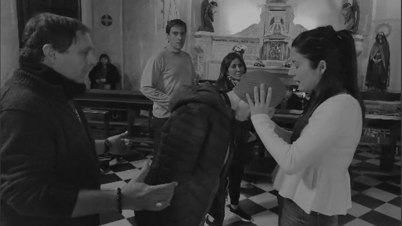 Leda bendice a una mujer en la ceremonia del martes pasado en la Catedral. 