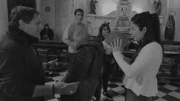 Leda bendice a una mujer en la ceremonia del martes pasado en la Catedral.