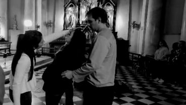 El ritual de sanación y liberación que despliega una mujer en la Catedral.