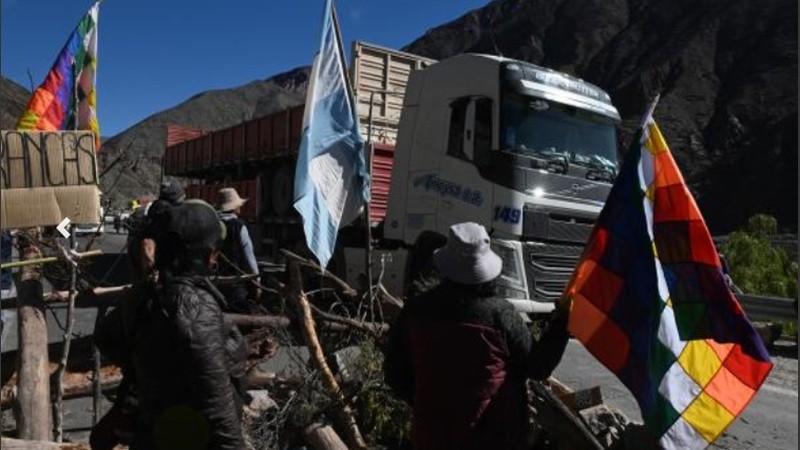Los manifestantes portan banderas Whipalas y argentinas.