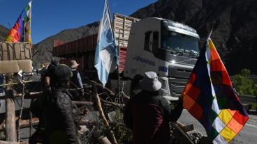 Los manifestantes portan banderas Whipalas y argentinas.
