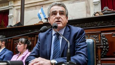 El jefe de Gabinete también bajó su precandidatura a presidente, pero irá de vice en la que busca ser la lista de unidad.