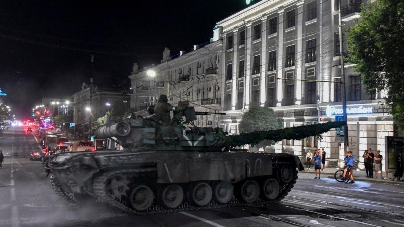 El grupo Wagner comenzaba su retiro de Rostov (Rusia).