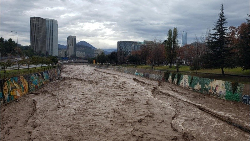 Una imagen del río Mapocho, producto de las intensas lluvias de los últimos días en Santiago de Chile.