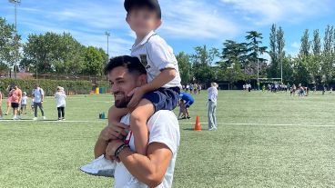 Lautaro Acosta mostró fotos con su hijo y habló tras la denuncia de su ex pareja.