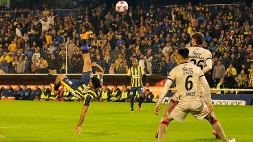 Alejo Véliz, el goleador de Central en el torneo con 7 gritos, puso en peligro a Colón