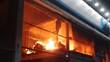 Las llamas avanzaron sobre las oficinas del primer piso del local comercial.