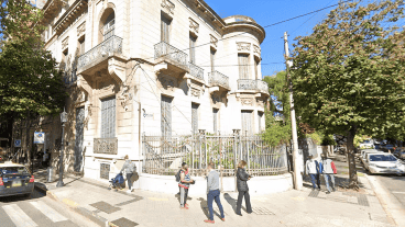 El fuego se inició en la puerta de ingreso a la casona.