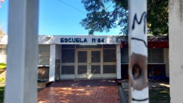 El frente de la escuela Nº84 baleada en abril pasado.