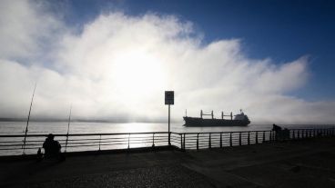 Una postal de niebla sobre el Paraná (Foto de archivo).