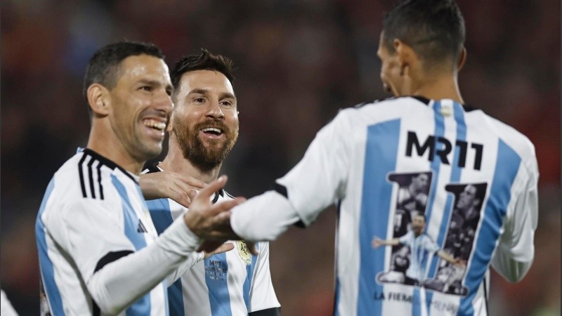 Maxi Rodríguez, Leo Messi y Angelito Di María, en una noche para la historia en el Coloso.