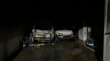 El incendió alcanzó a quemar dos autos dentro de la cochera.