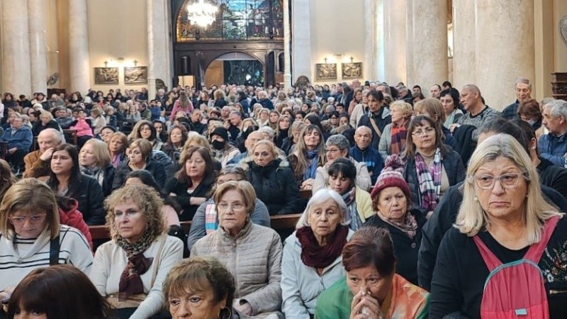 Capacidad colmada y algunos fieles que no consiguieron entrar.