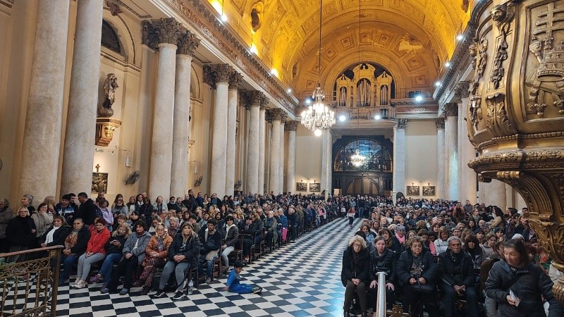 Capacidad colmada y algunos fieles que no consiguieron entrar.