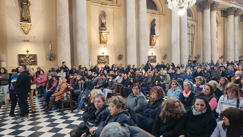 Capacidad colmada y algunos fieles que no consiguieron entrar.